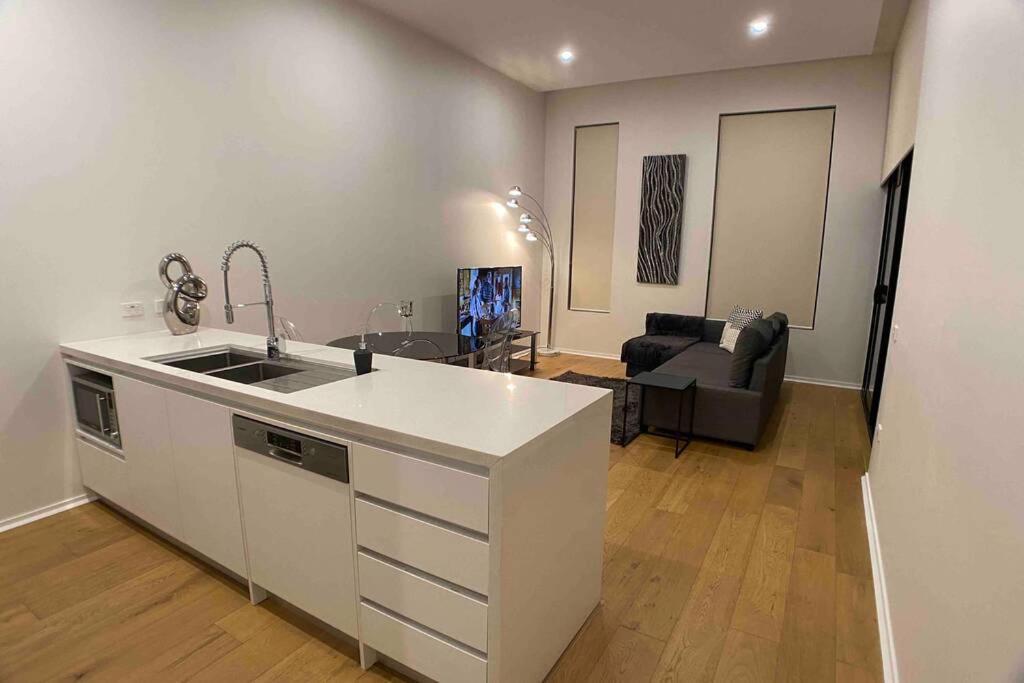 Luxe 2Br Executive Apartment Kingston Pool Parking Wifi Bbq Wine מראה חיצוני תמונה