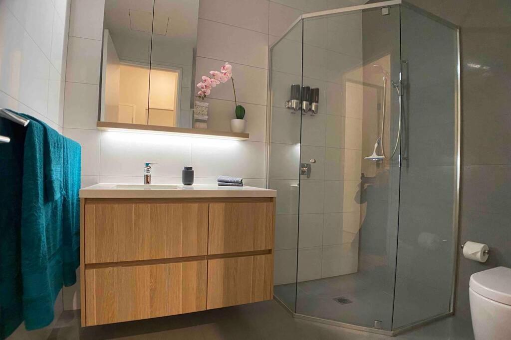 Luxe 2Br Executive Apartment Kingston Pool Parking Wifi Bbq Wine מראה חיצוני תמונה