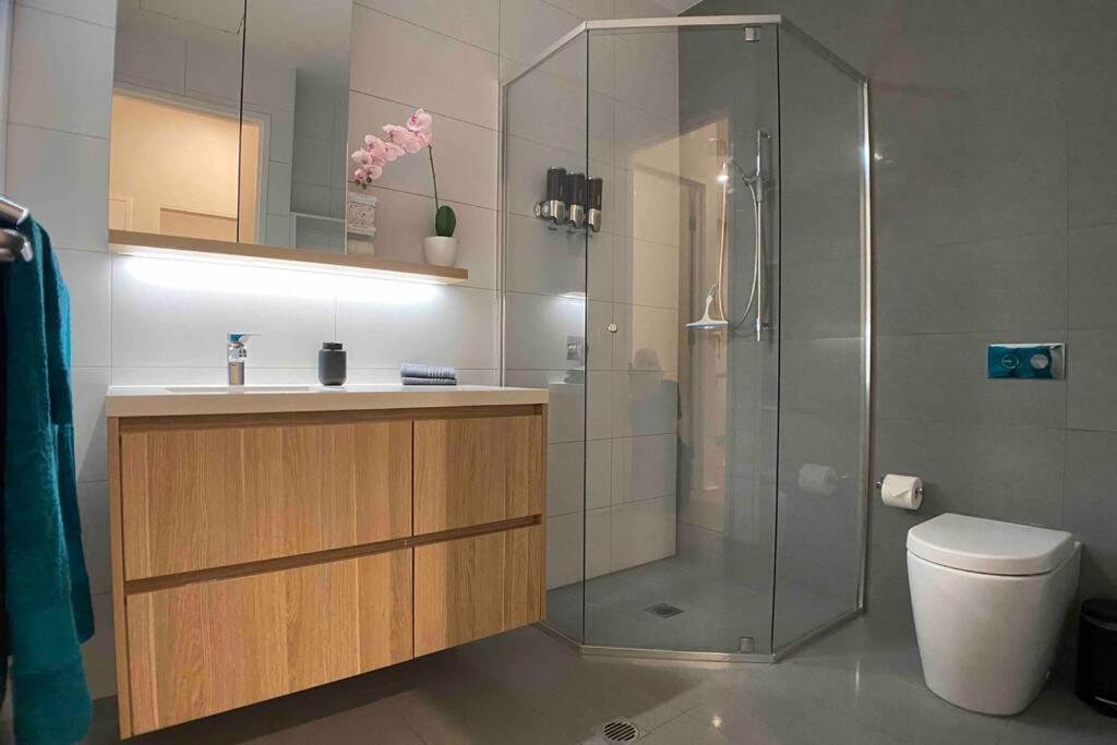 Luxe 2Br Executive Apartment Kingston Pool Parking Wifi Bbq Wine מראה חיצוני תמונה