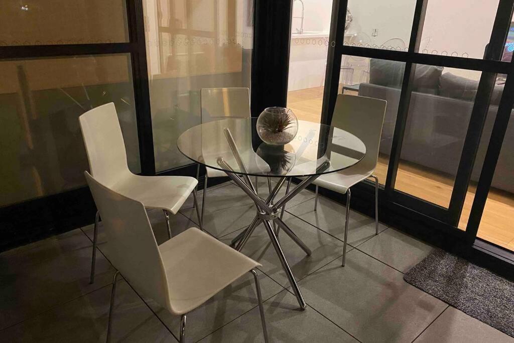 Luxe 2Br Executive Apartment Kingston Pool Parking Wifi Bbq Wine מראה חיצוני תמונה