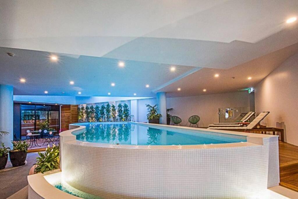 Luxe 2Br Executive Apartment Kingston Pool Parking Wifi Bbq Wine מראה חיצוני תמונה