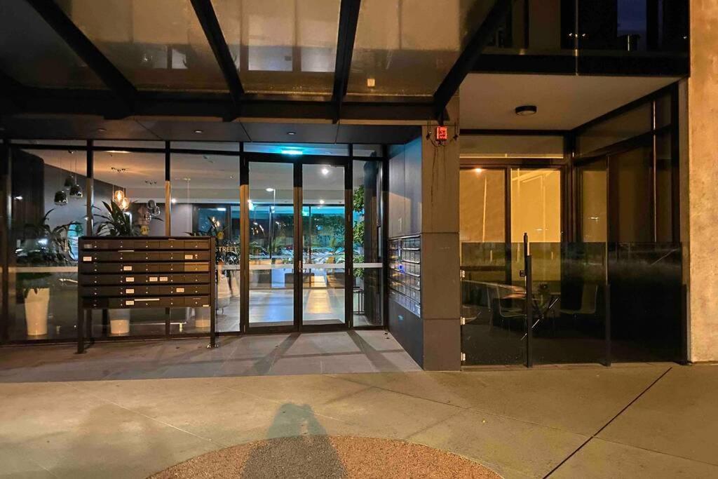 Luxe 2Br Executive Apartment Kingston Pool Parking Wifi Bbq Wine מראה חיצוני תמונה