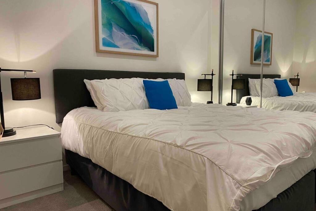 Luxe 2Br Executive Apartment Kingston Pool Parking Wifi Bbq Wine מראה חיצוני תמונה